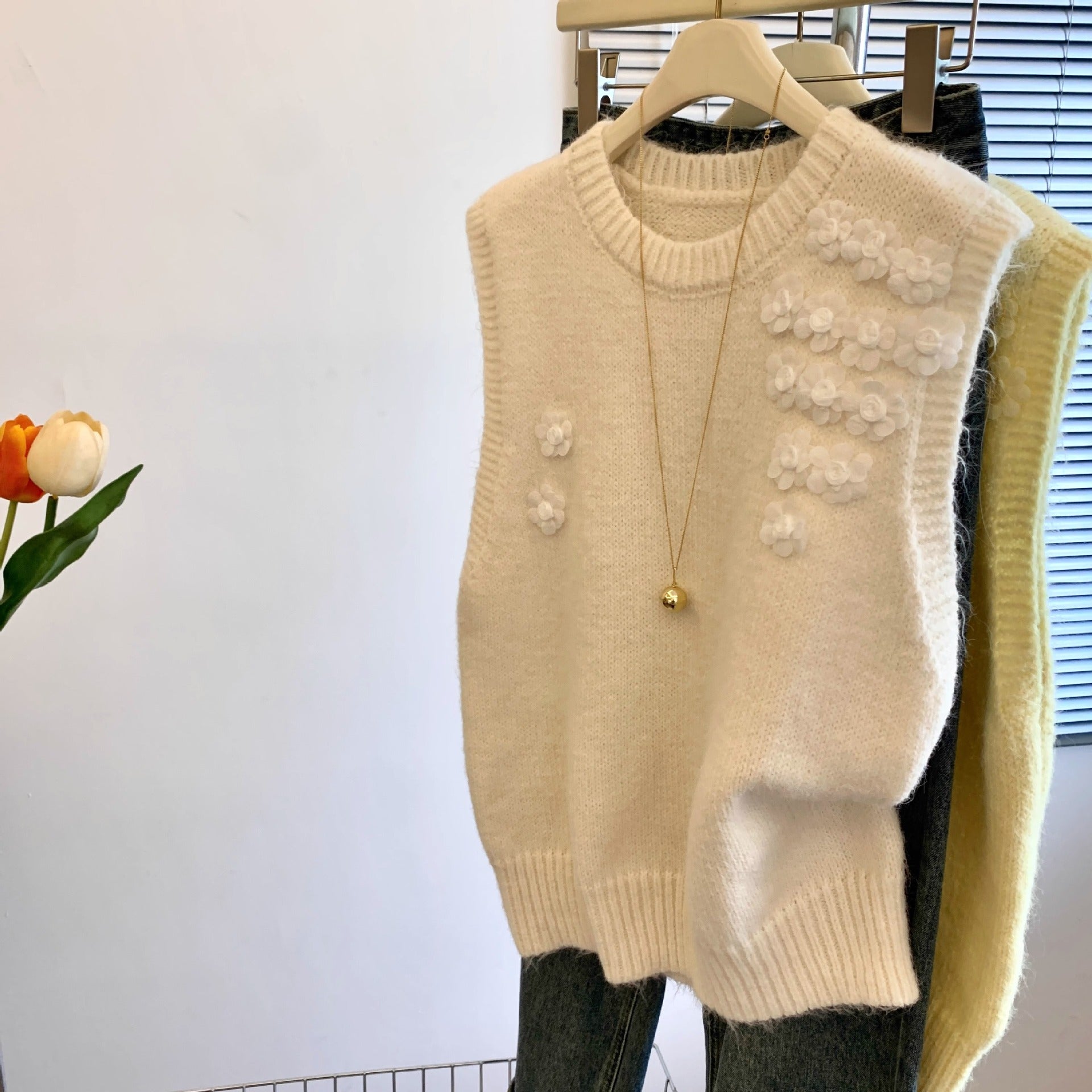 Floral Knit Vest for Women, 3D Flower Design, Loose Fit, Slimming Sweater Top, Casual Fashion Cardigan