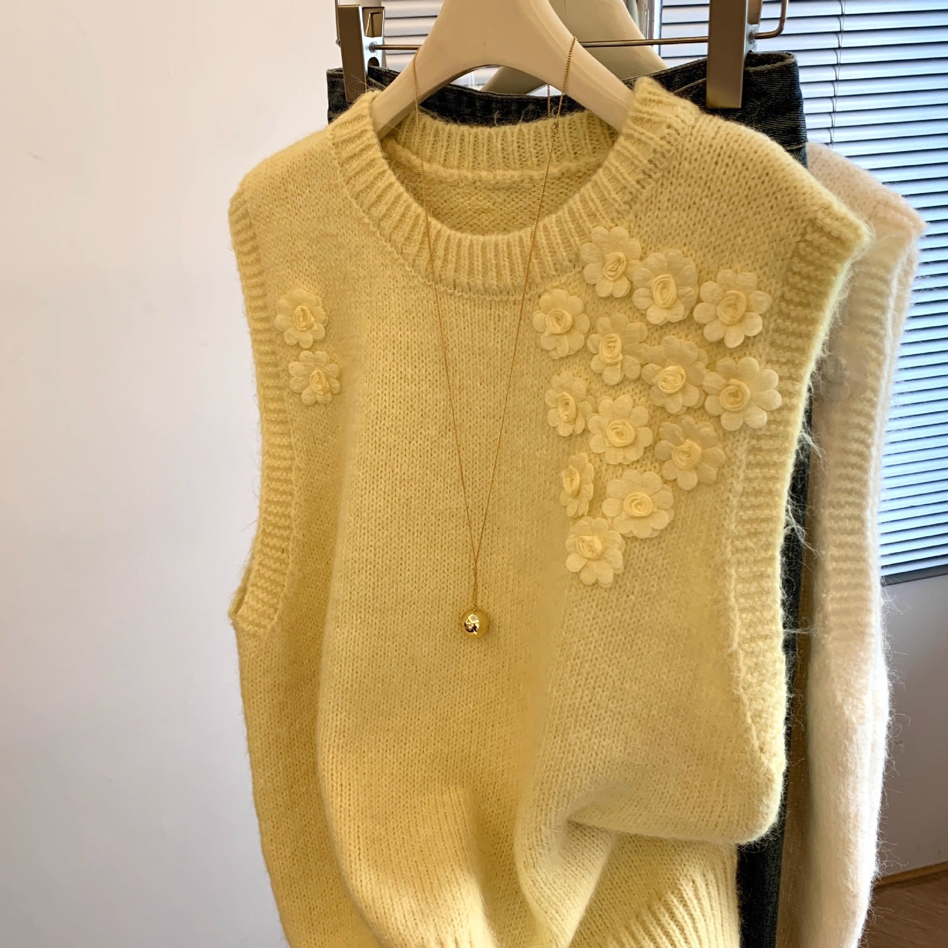 Floral Knit Vest for Women, 3D Flower Design, Loose Fit, Slimming Sweater Top, Casual Fashion Cardigan